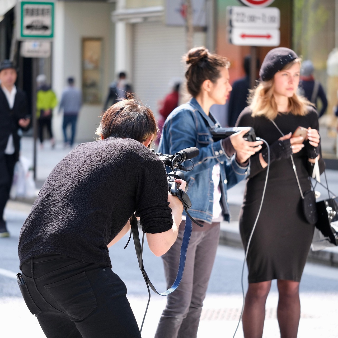 découvrez l'univers des assistants vocaux : comment ils transforment notre quotidien, facilitent nos tâches et améliorent notre technologie domestique. explorez les dernières innovations et apprenez à tirer le meilleur parti de ces outils intelligents.